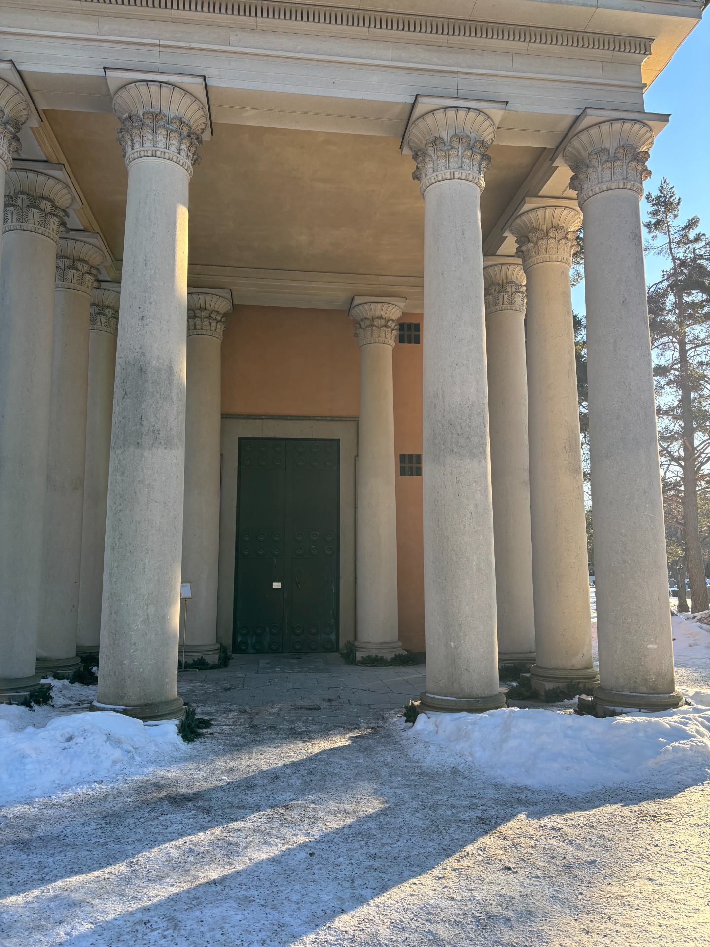 Ljus vid Uppståndelsekapellet på Skogskyrkogården. Fotograf Maria Danielsson